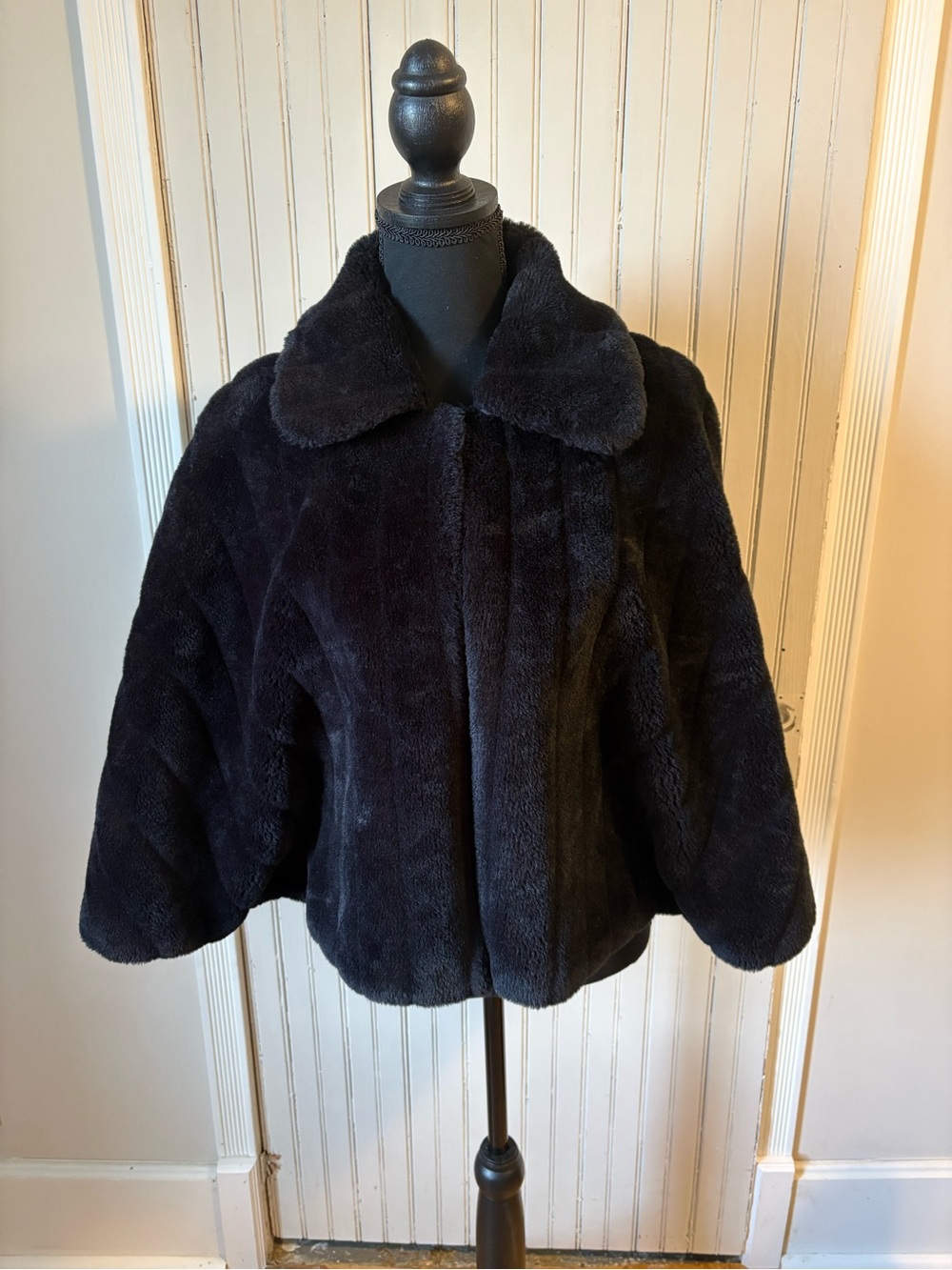 East 5th Women’s Black Faux Fur Capelet Size L/XL